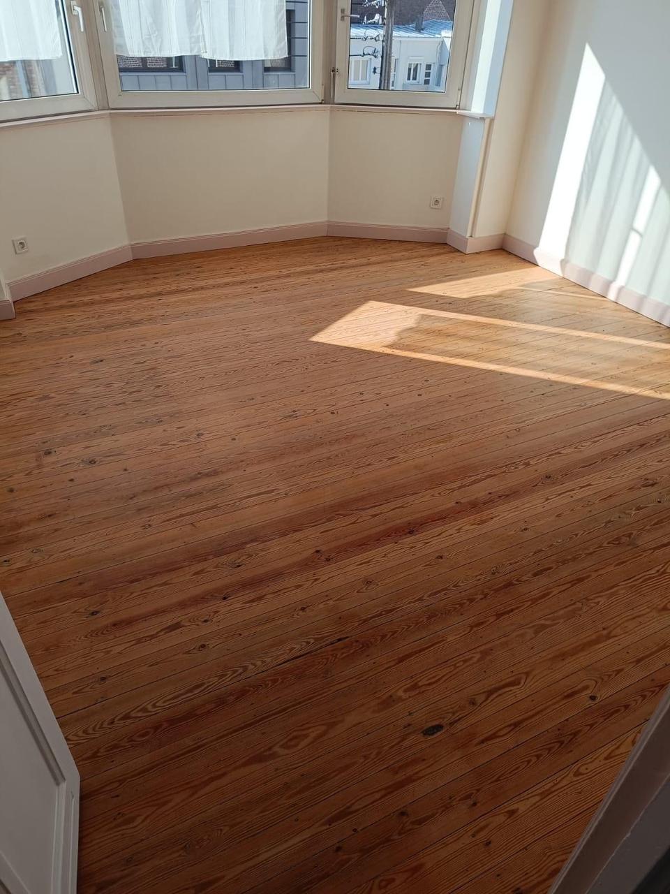 Ponçage parquet ancien – lames sapin remises à neuf dans maison bourgeoise