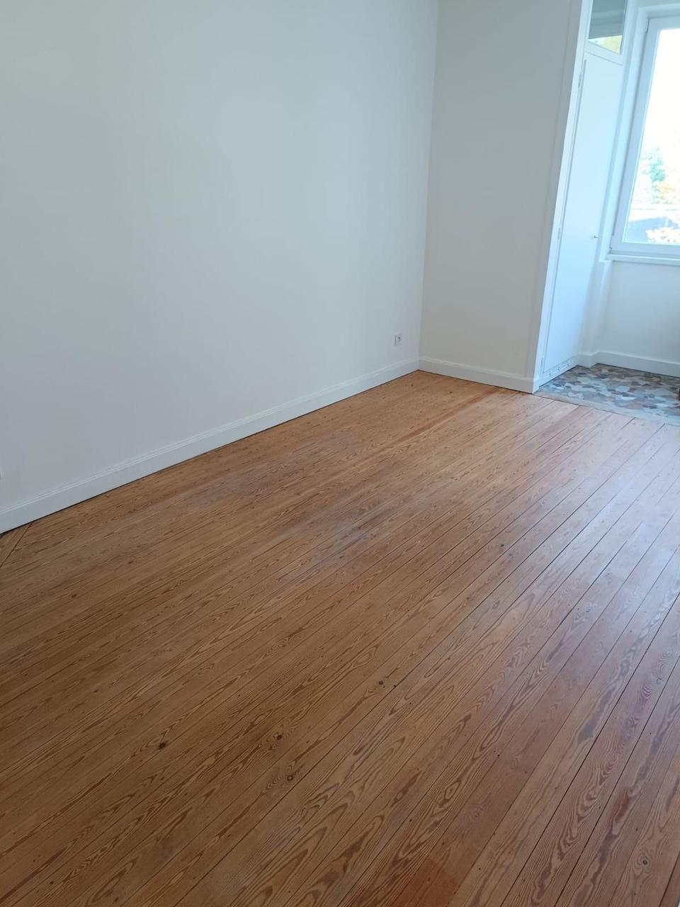 Parquet sapin rénové – vue rasante, lames parfaitement planes et uniformes