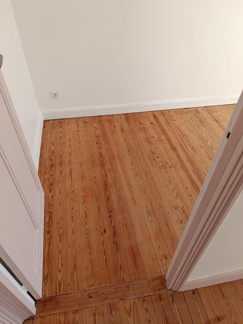 Couloir et chambre – parquet continu, passage de porte soigné