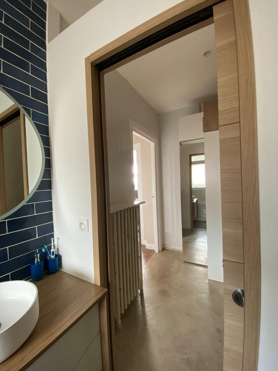 Vasque à poser meuble chêne, miroir rond – vue couloir