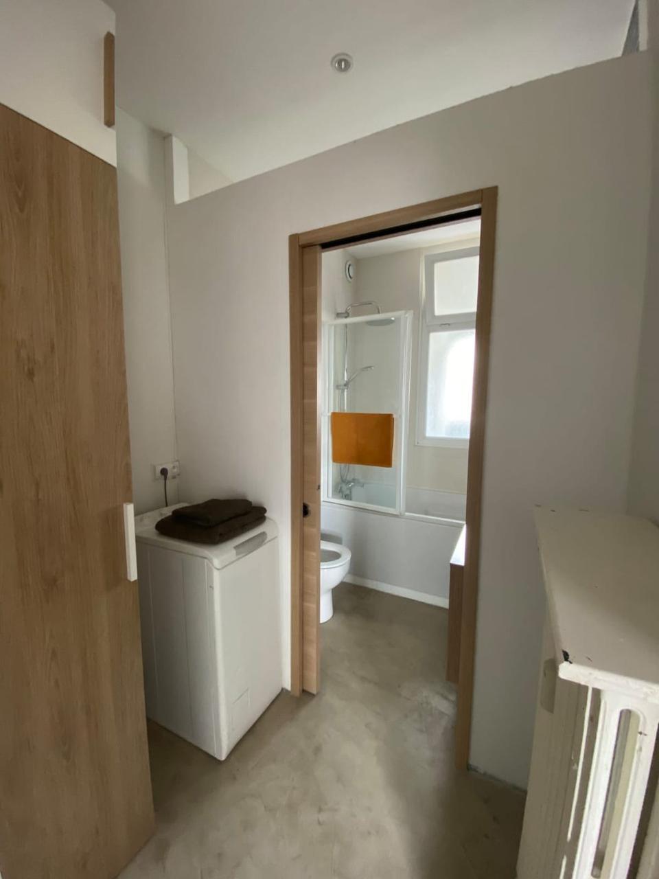 Couloir béton ciré – porte galandage bois