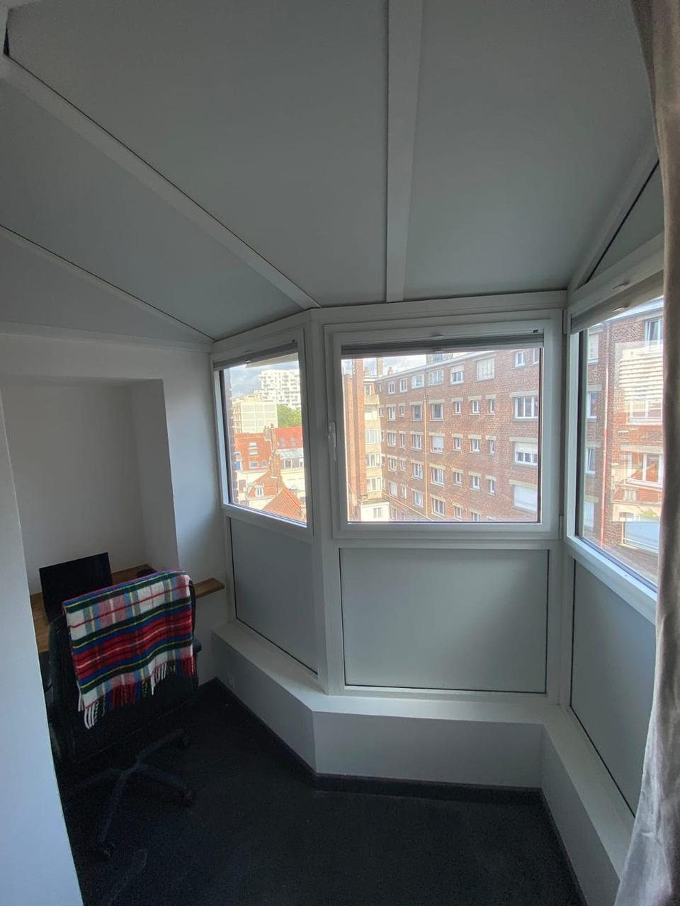 Bureau avec plafond BA13 et baie vitrée panoramique