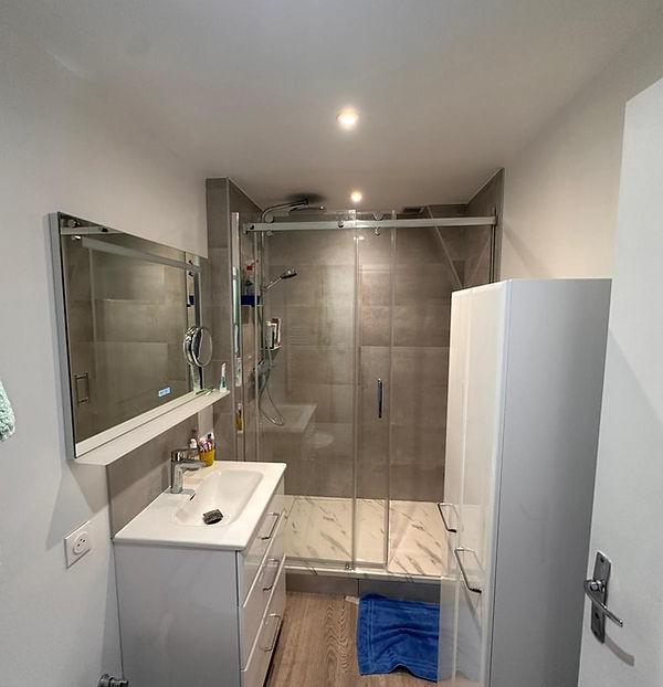 Salle de bain grise
