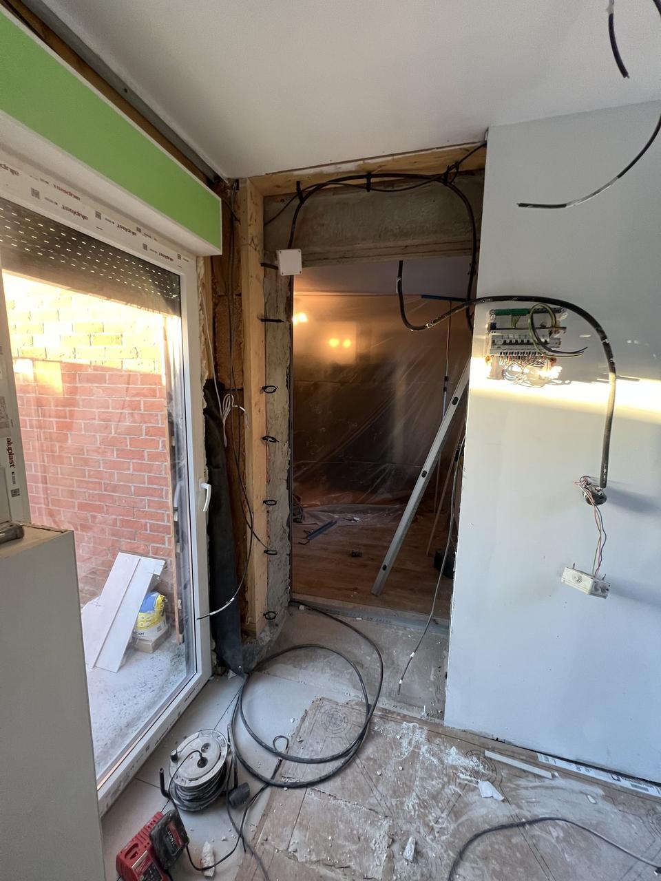 Chantier salle de bain Halluin – ragréage et début carrelage sol