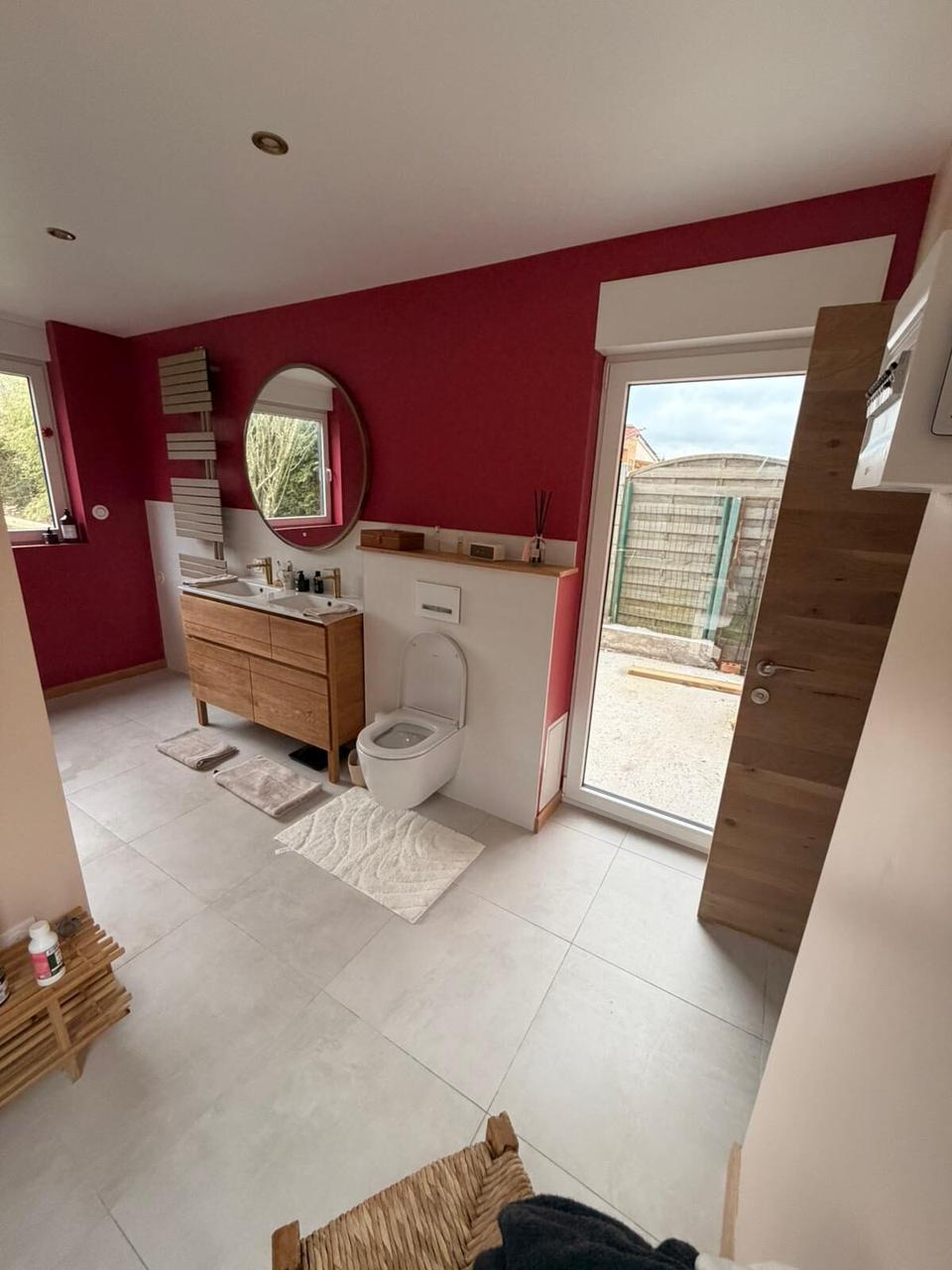 Salle de bain terminée – vue d'ensemble, WC suspendu et accès jardin