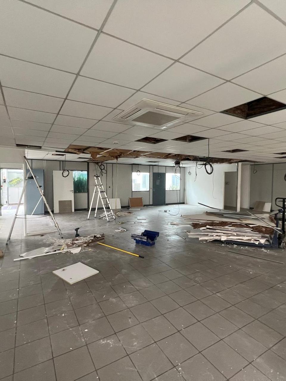 Plateau avant travaux – faux plafond et dépose en cours