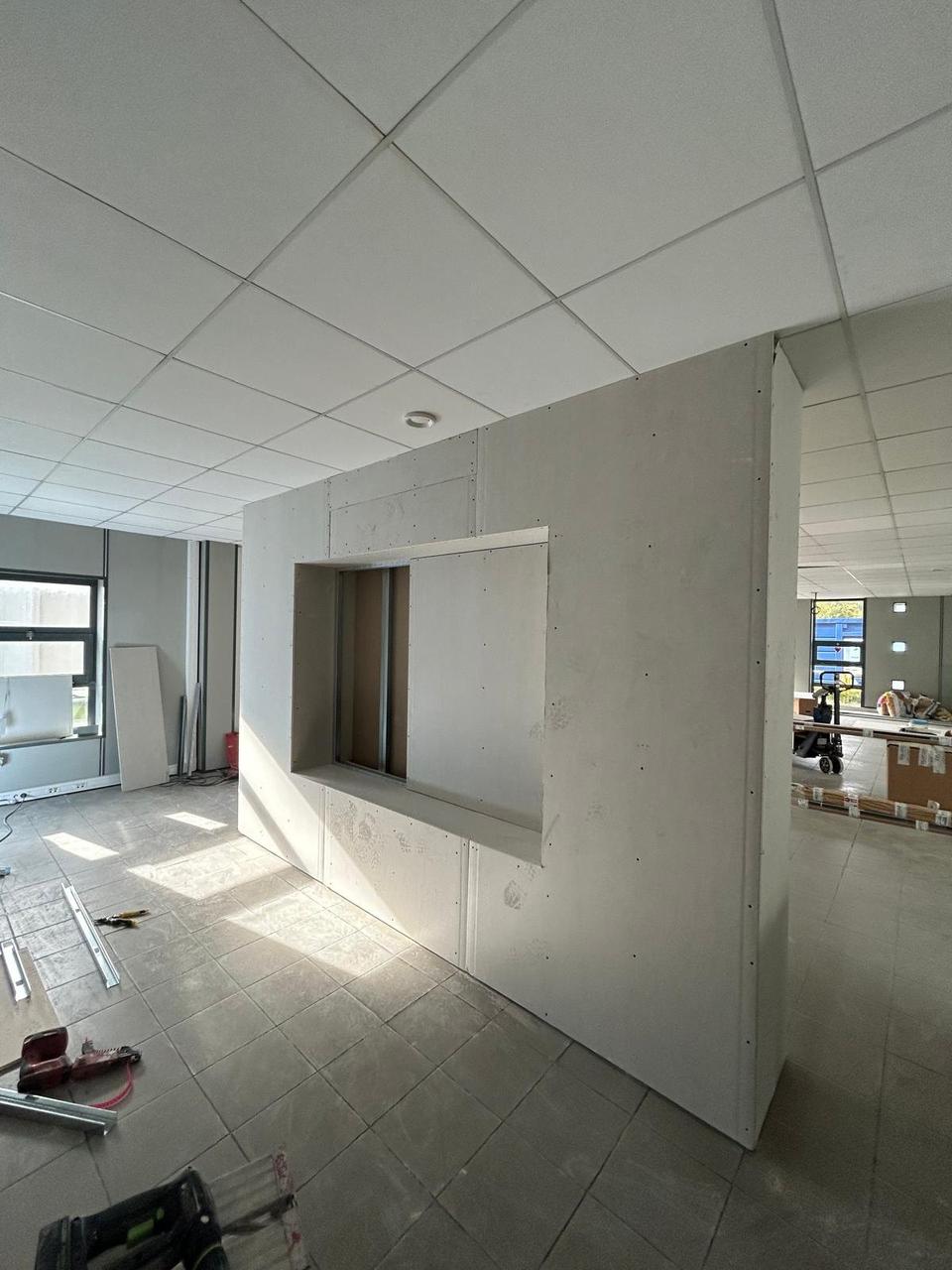 Cloisons et plâtrerie en cours de réalisation