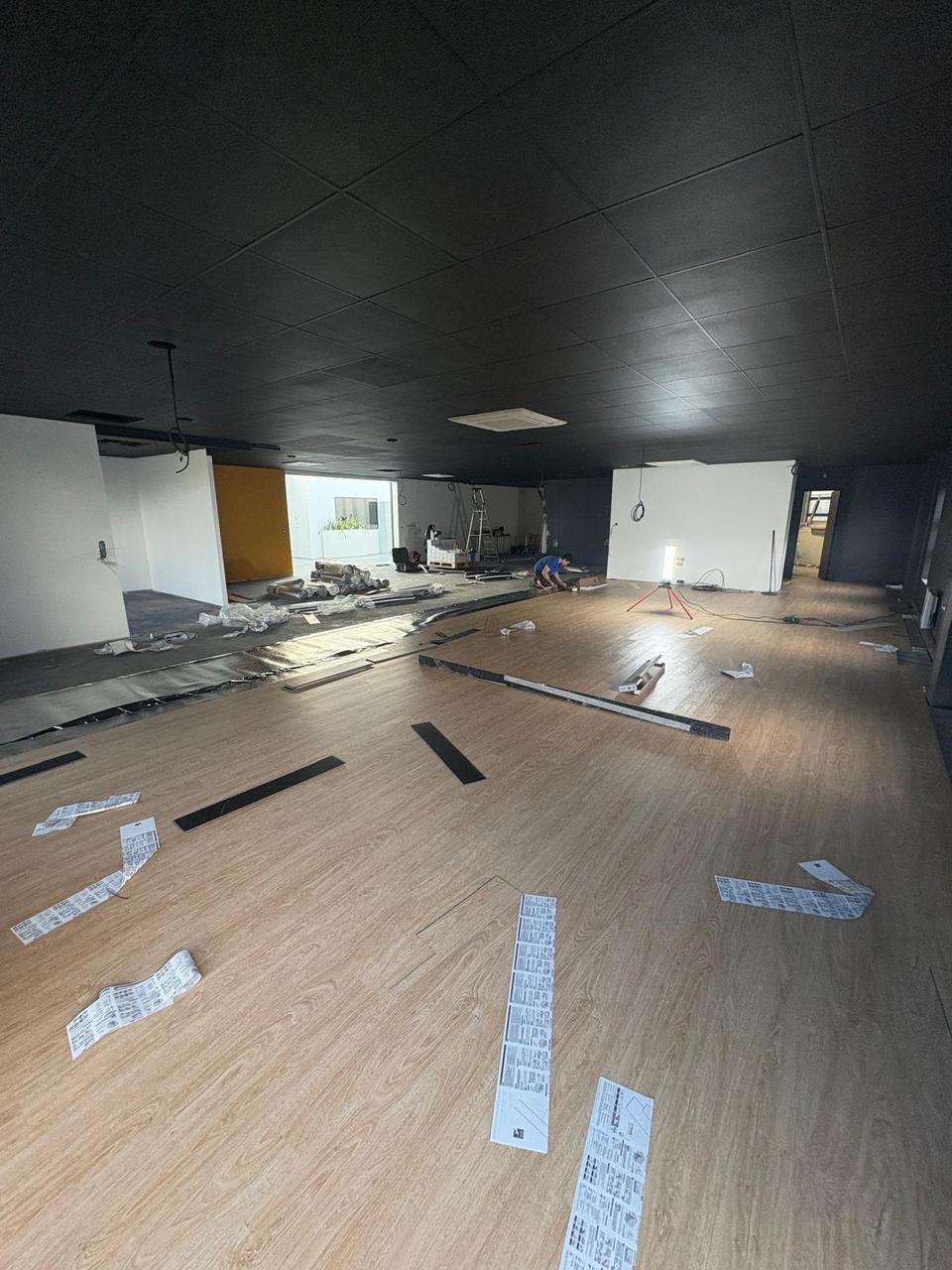 Pose du sol effet bois – plafond noir peint