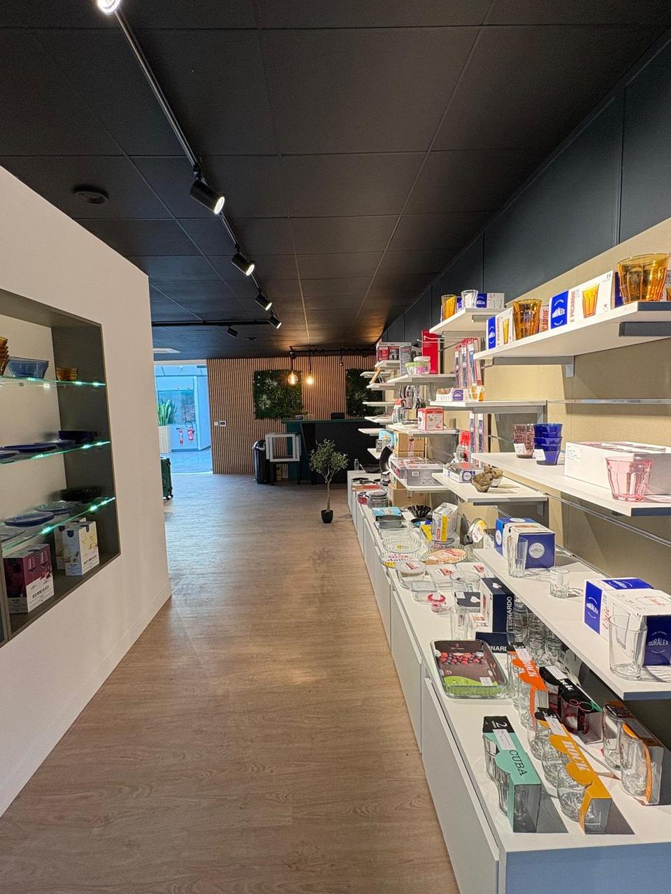 Showroom terminé – rayonnages et présentation produits