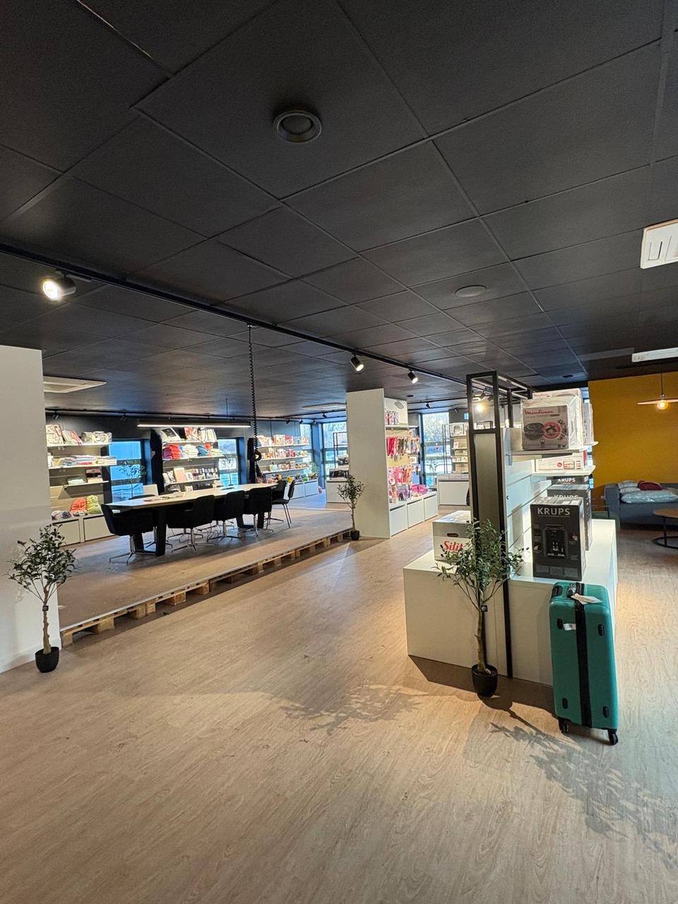 Showroom terminé – espace de vente et table centrale