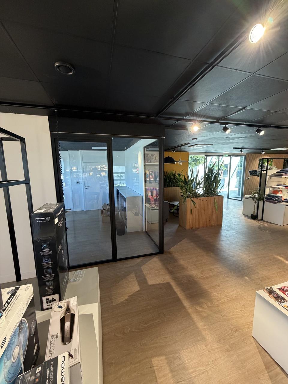 Hall sous verrière – accueil et bureaux vitrés