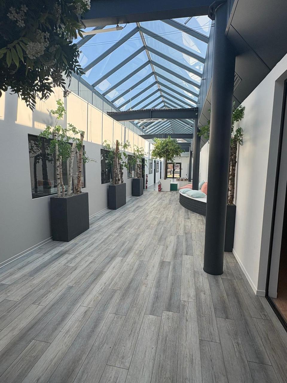 Allée végétalisée sous verrière – banquette et arbres décoratifs