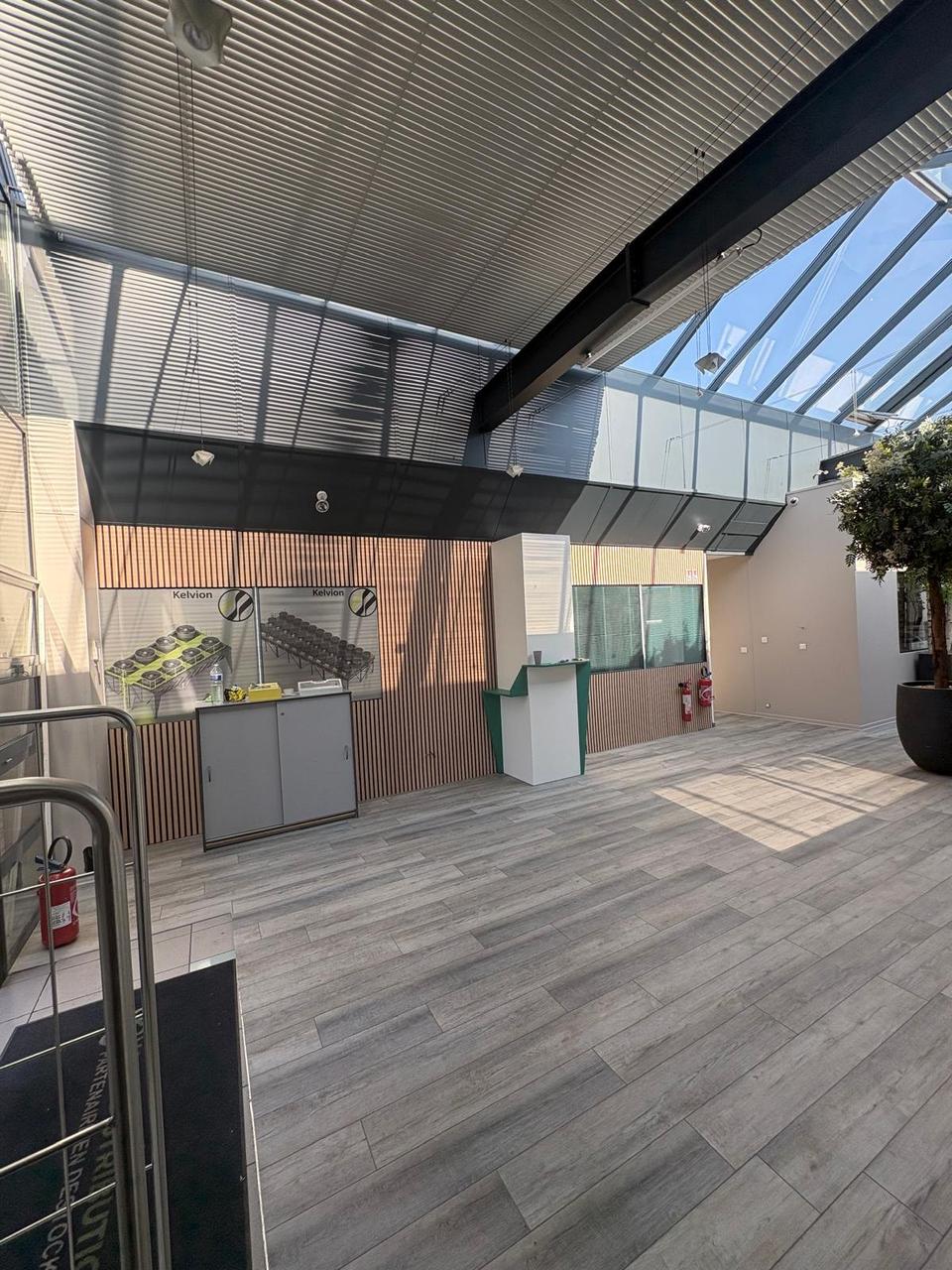 Espace ouvert sous verrière – mur en tasseaux et accueil