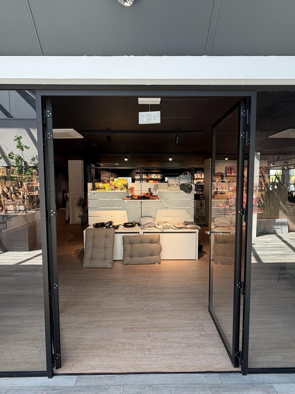 Vue sur le showroom terminé depuis l'entrée vitrée