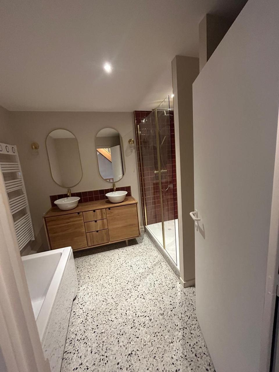 Salle de bain – vue depuis l'entrée, double vasque et douche