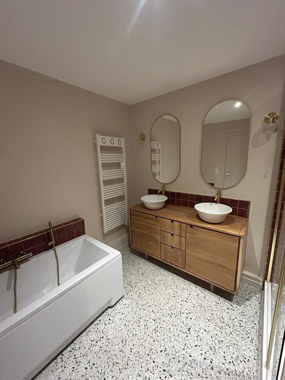 Vue large – baignoire, double vasque et douche