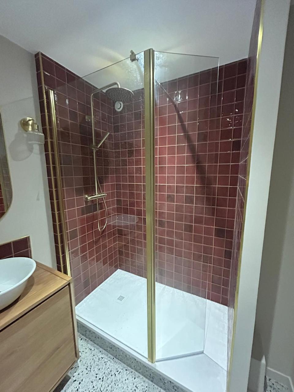Douche – carrelage zellige bordeaux et paroi dorée