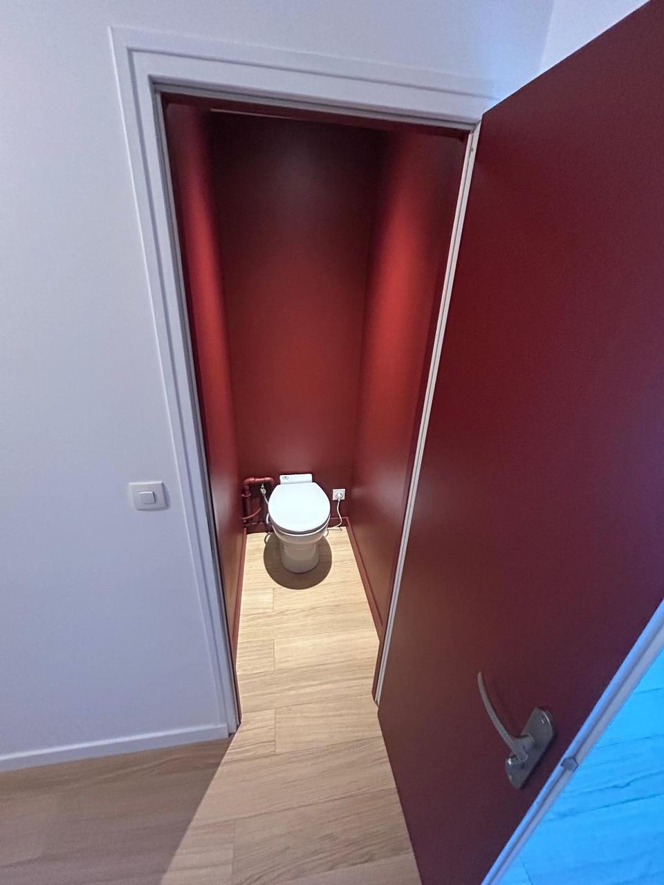 WC séparé – peinture bordeaux et parquet