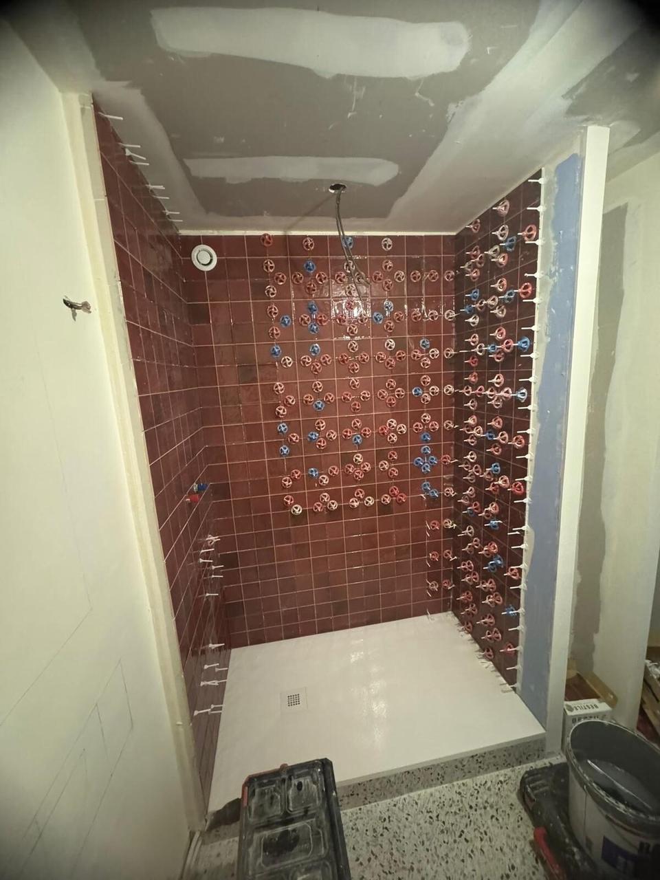 Douche carrelée zellige en cours de finition — chantier Top Reno à Wambrechies.